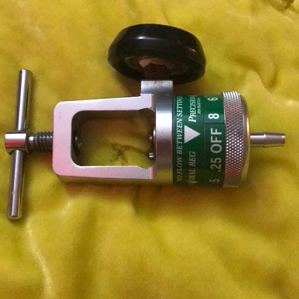 Precision medical oxygen tank regulator